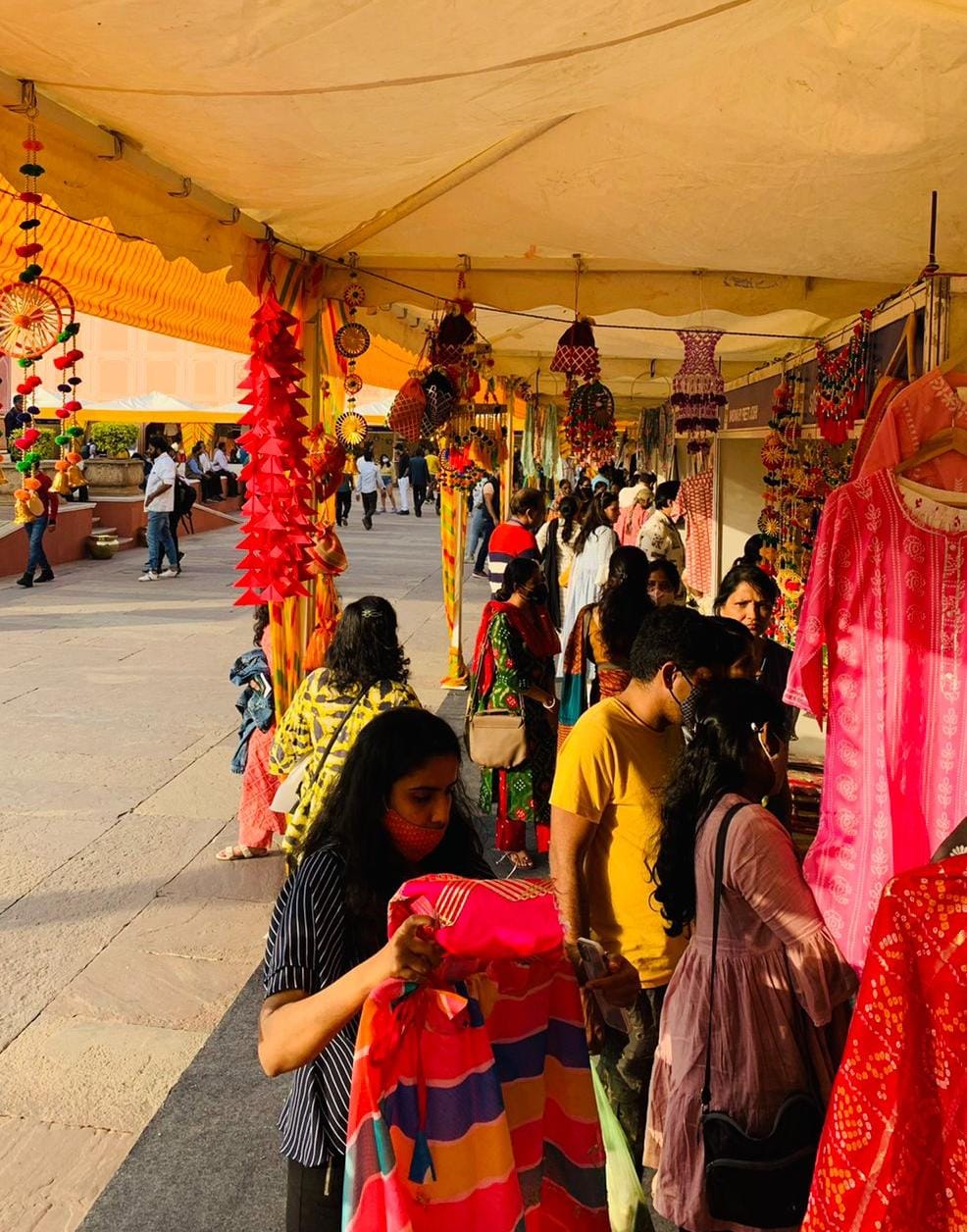 स्वयंसिद्धा हस्तशिल्प प्रदर्शनी में पर्यटकों ने बढ़ाई&nbsp;हलचल