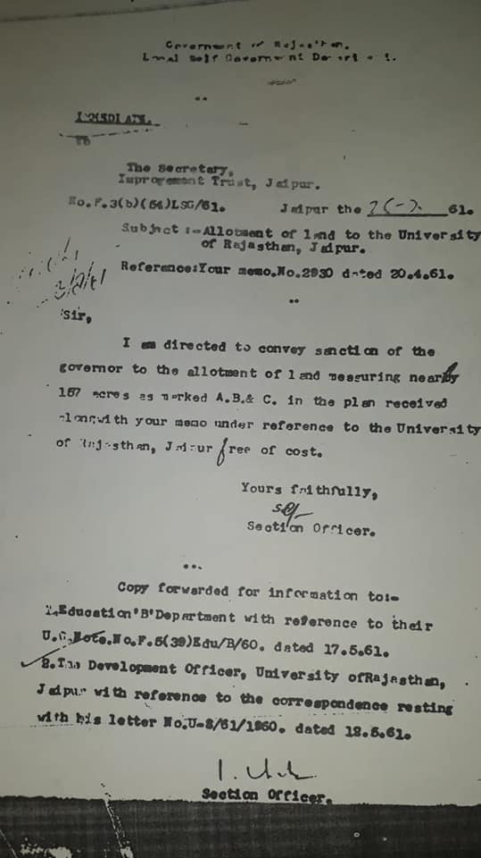 राजस्थान विश्वविधालय  शिक्षक  के एक साधारण आग्रह पर मुख्यमंत्री ने तत्काल आवंटित कर दी निशुल्क 157 एकड़ भूमि&nbsp;|