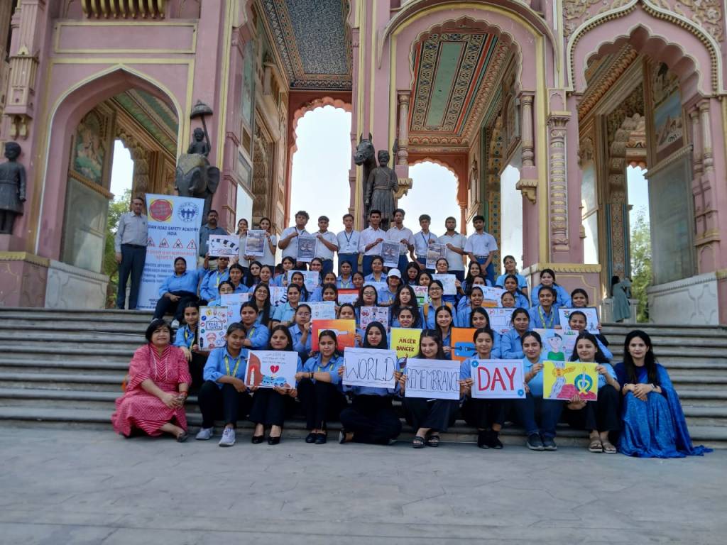 Human Chain Formed at Patrika Gate on World Day of Remembrance for Road Crash&nbsp;Victims